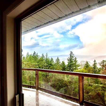 Stunning Home With Amazing Views Near The City Victoria Exterior photo