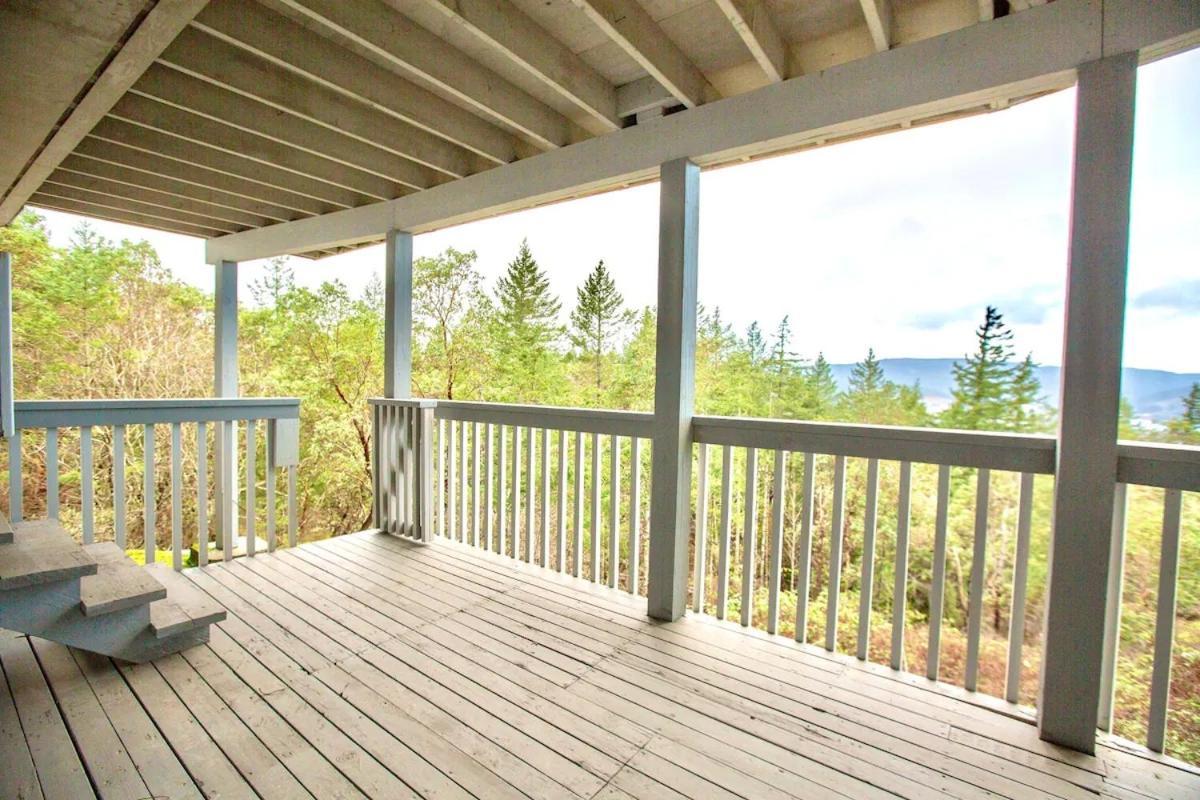 Stunning Home With Amazing Views Near The City Victoria Exterior photo