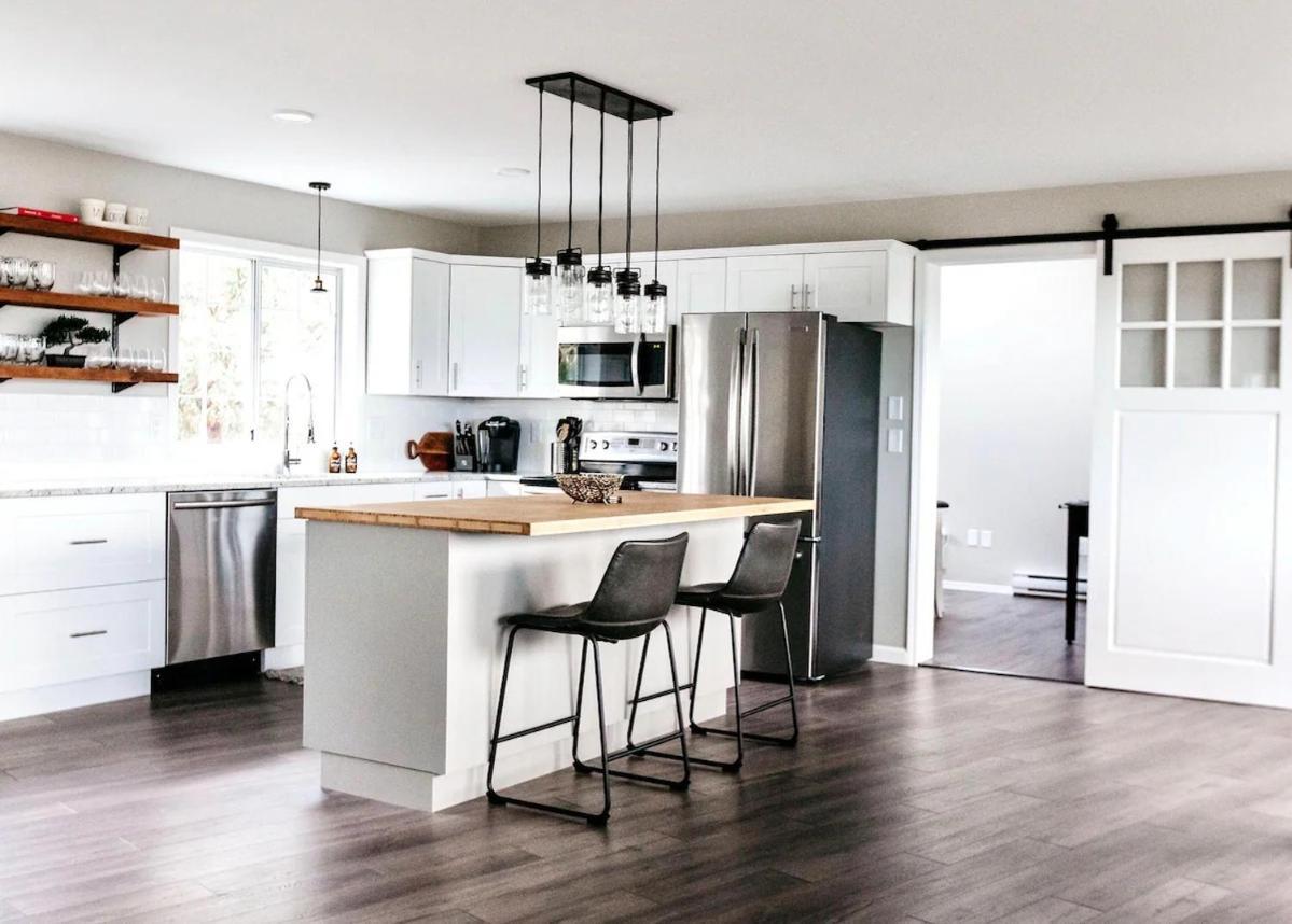 Stunning Home With Amazing Views Near The City Victoria Exterior photo