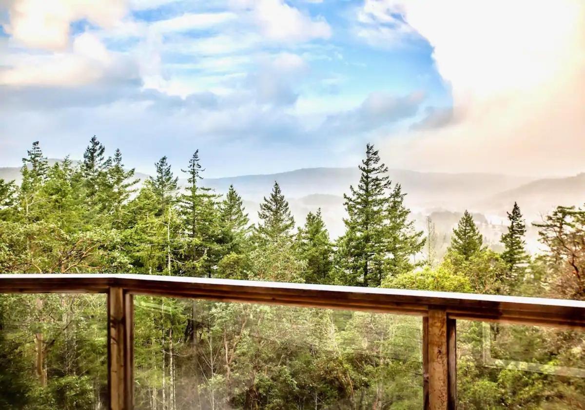 Stunning Home With Amazing Views Near The City Victoria Exterior photo