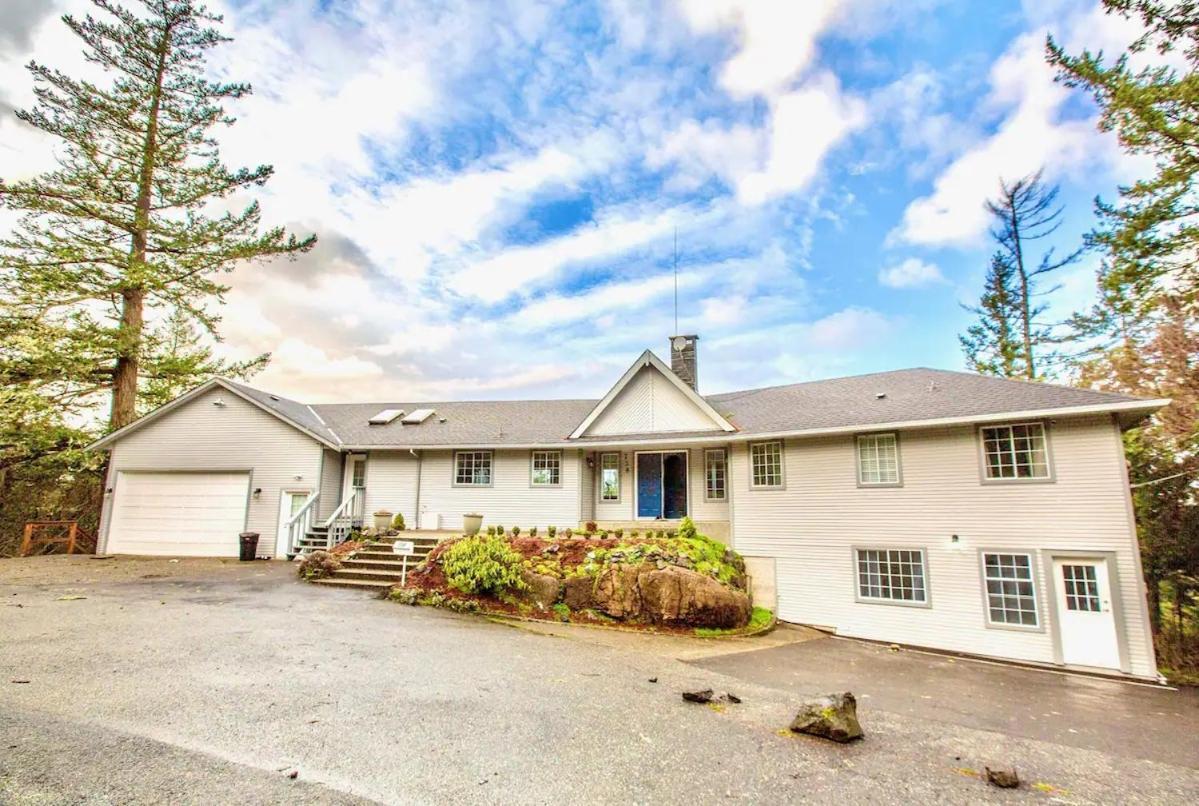 Stunning Home With Amazing Views Near The City Victoria Exterior photo