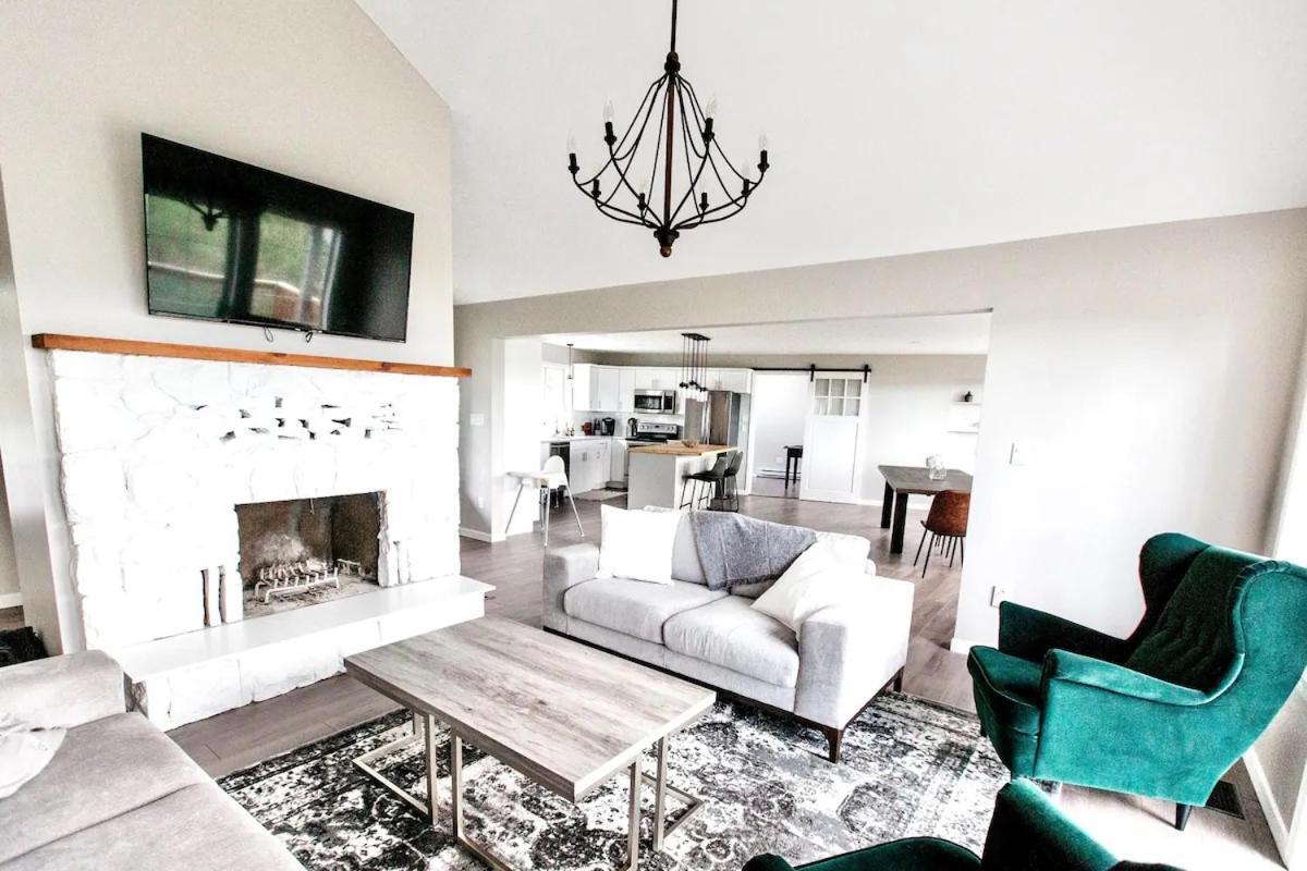 Stunning Home With Amazing Views Near The City Victoria Exterior photo