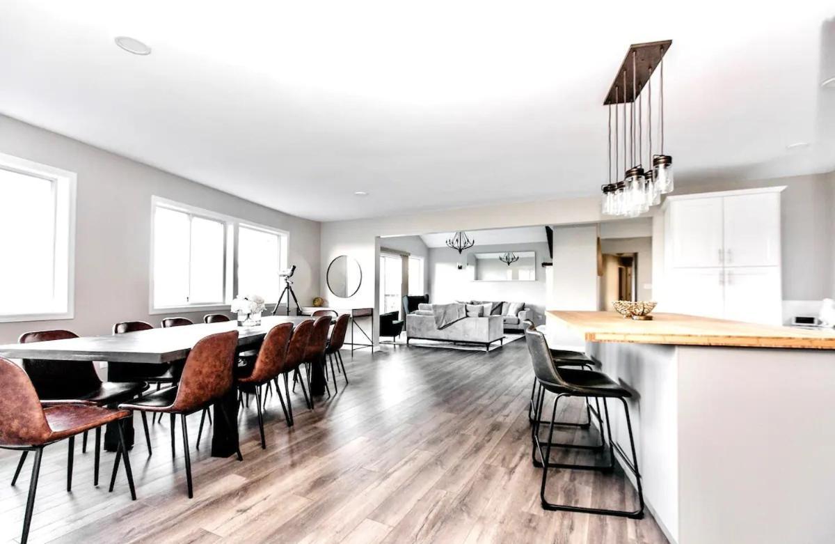 Stunning Home With Amazing Views Near The City Victoria Exterior photo